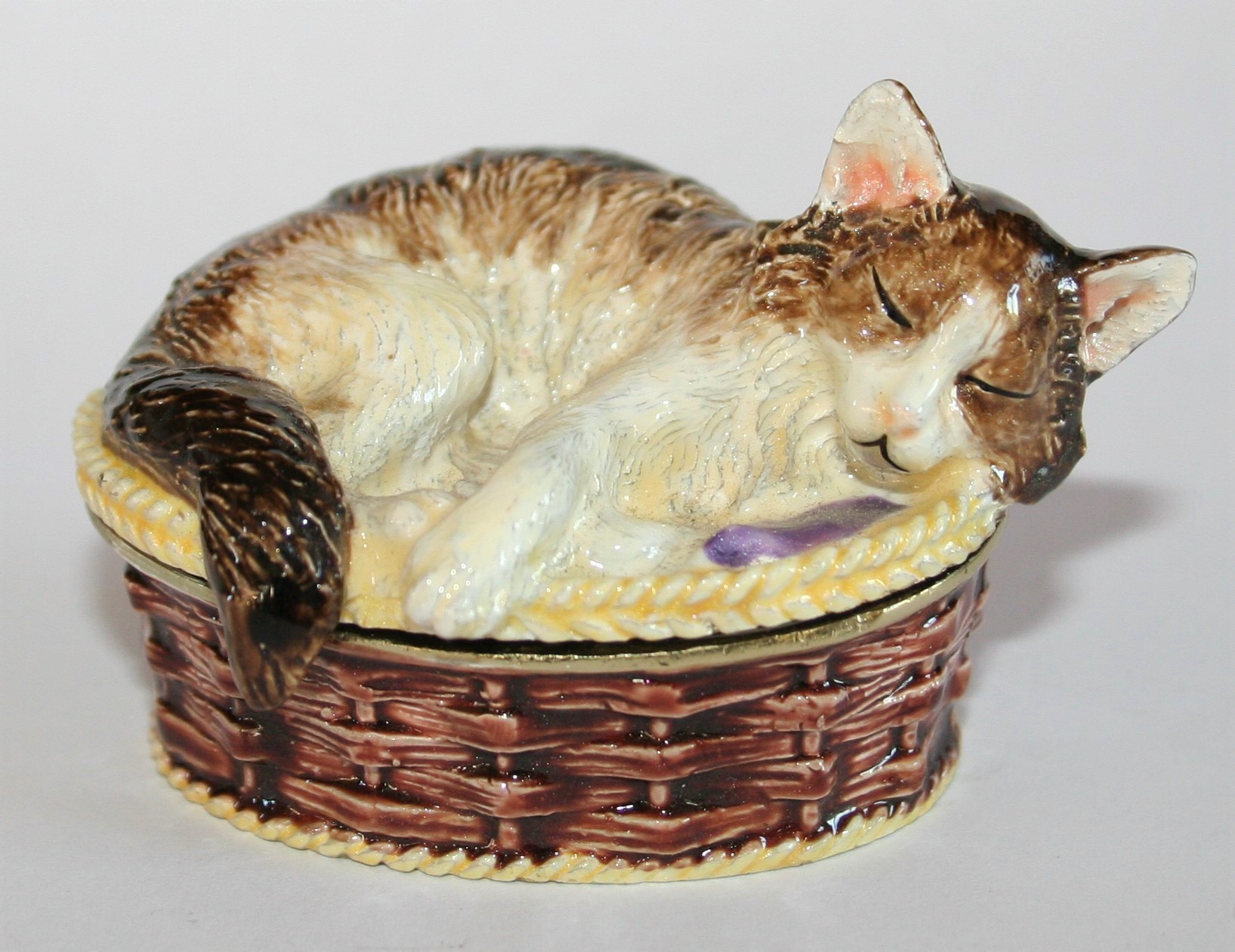 Brands Juliana Cat. Sleeping Cat in basket, Juliana Treasured